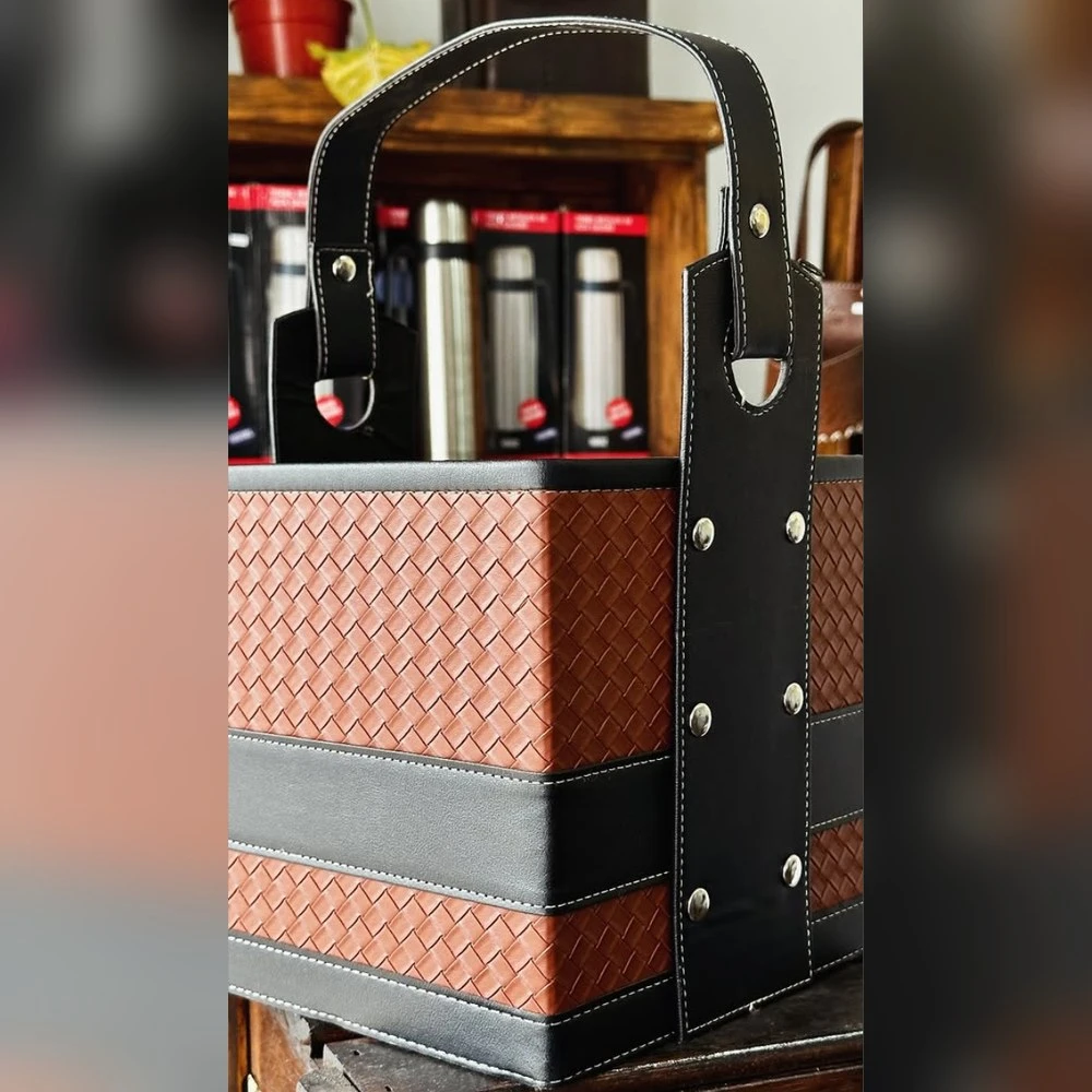 Canasta Cuerina Texturada con Franja Marrón