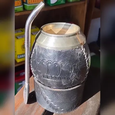 Mate Torpedo Criollo Tallado con Base de Cuero