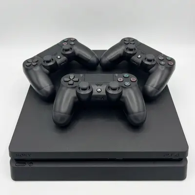 Play Station 4 con 3 controles