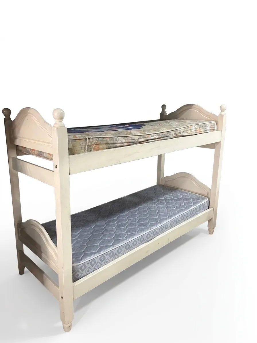 Cama cucheta laqueada con 2 colchones