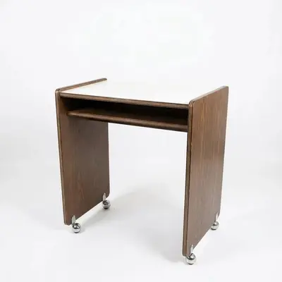 Mesa de escritorio con rueditas